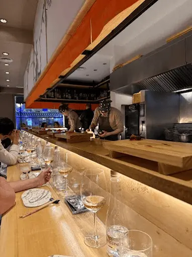 Barra de sushi con comensales